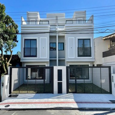 lindo sobrado região central de Balneário Camboriu