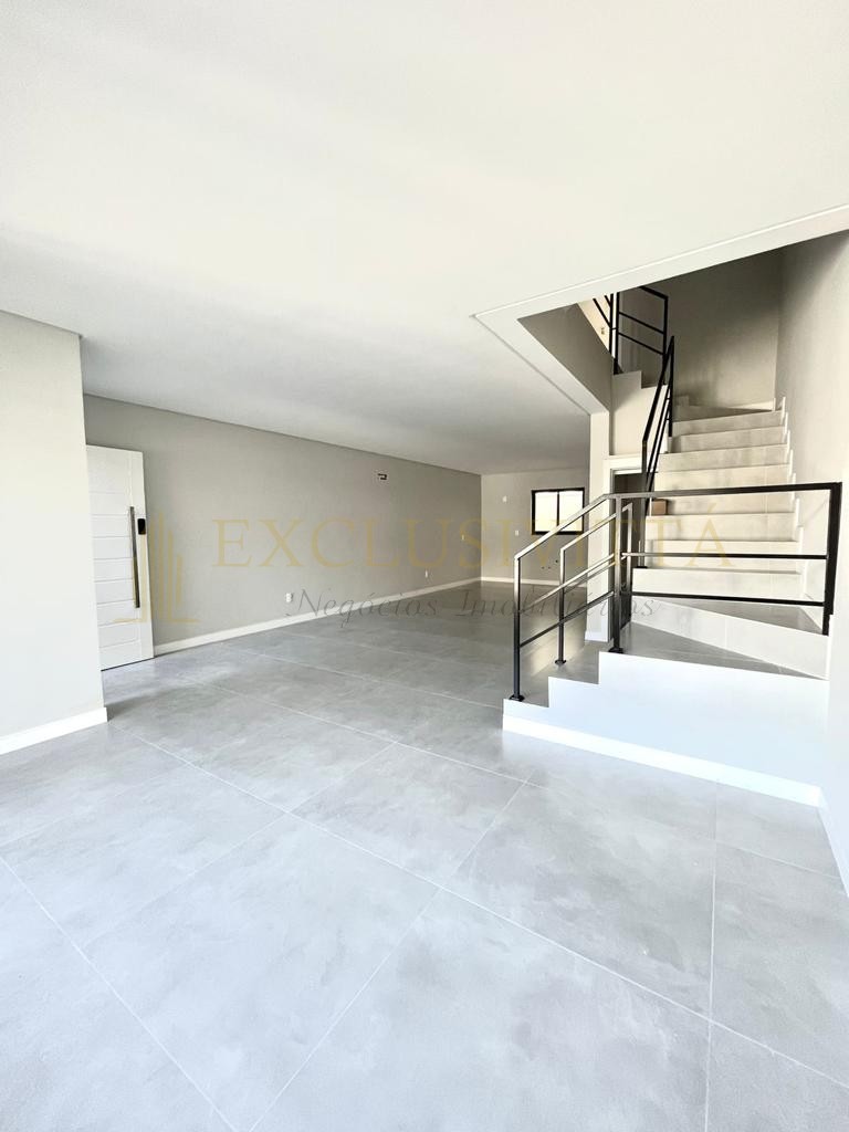 lindo sobrado região central de Balneário Camboriu