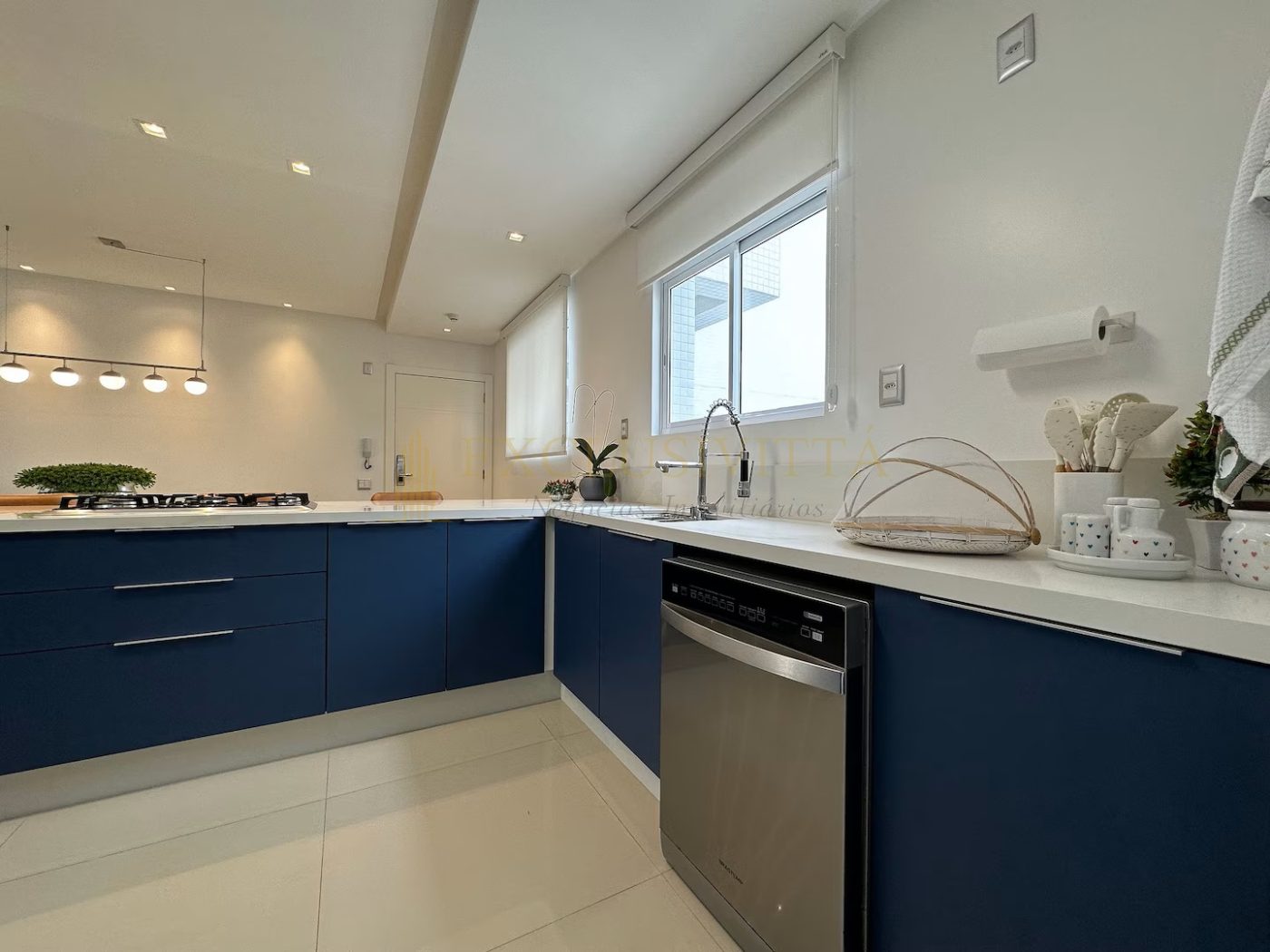 Apartamento 4 suítes ALTO PADRÃO para Locação Anual no bairro Pioneiros em Balneário Camboriú