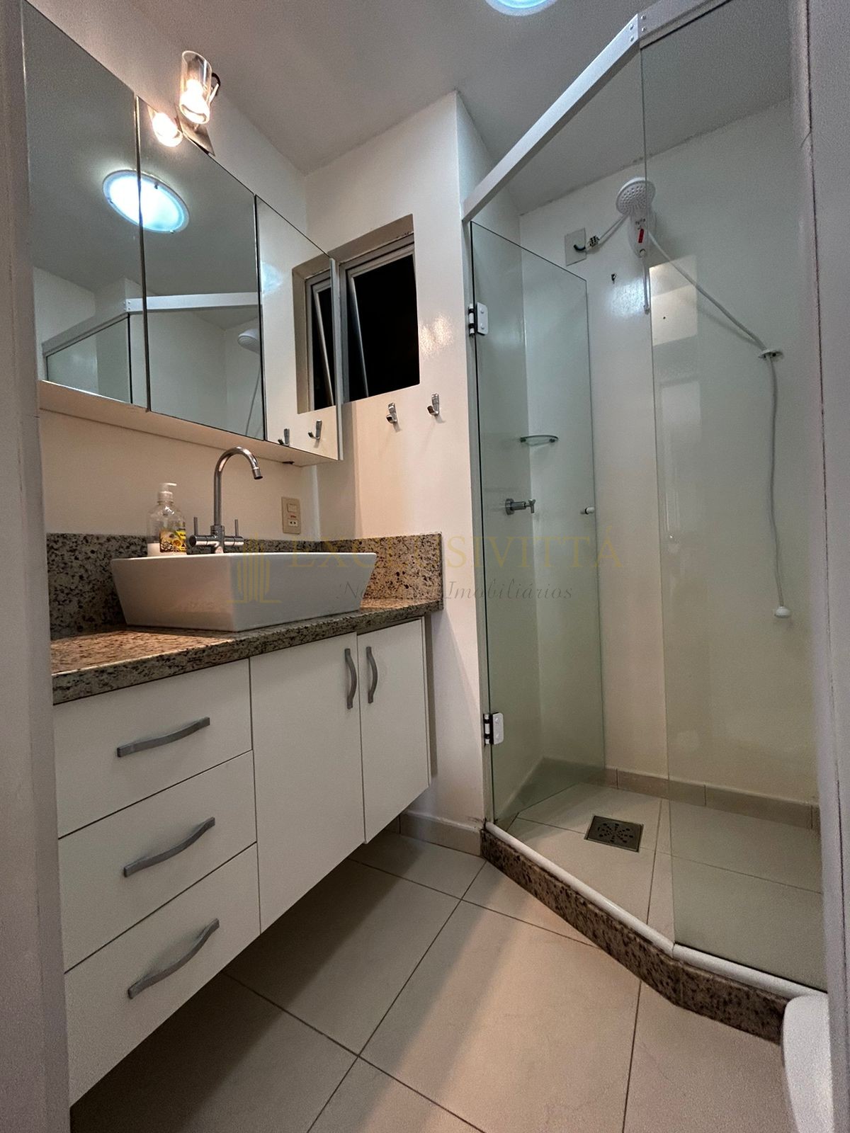 Apartamento com 3 quartos sendo uma suíte a venda na Avenida Atlântica