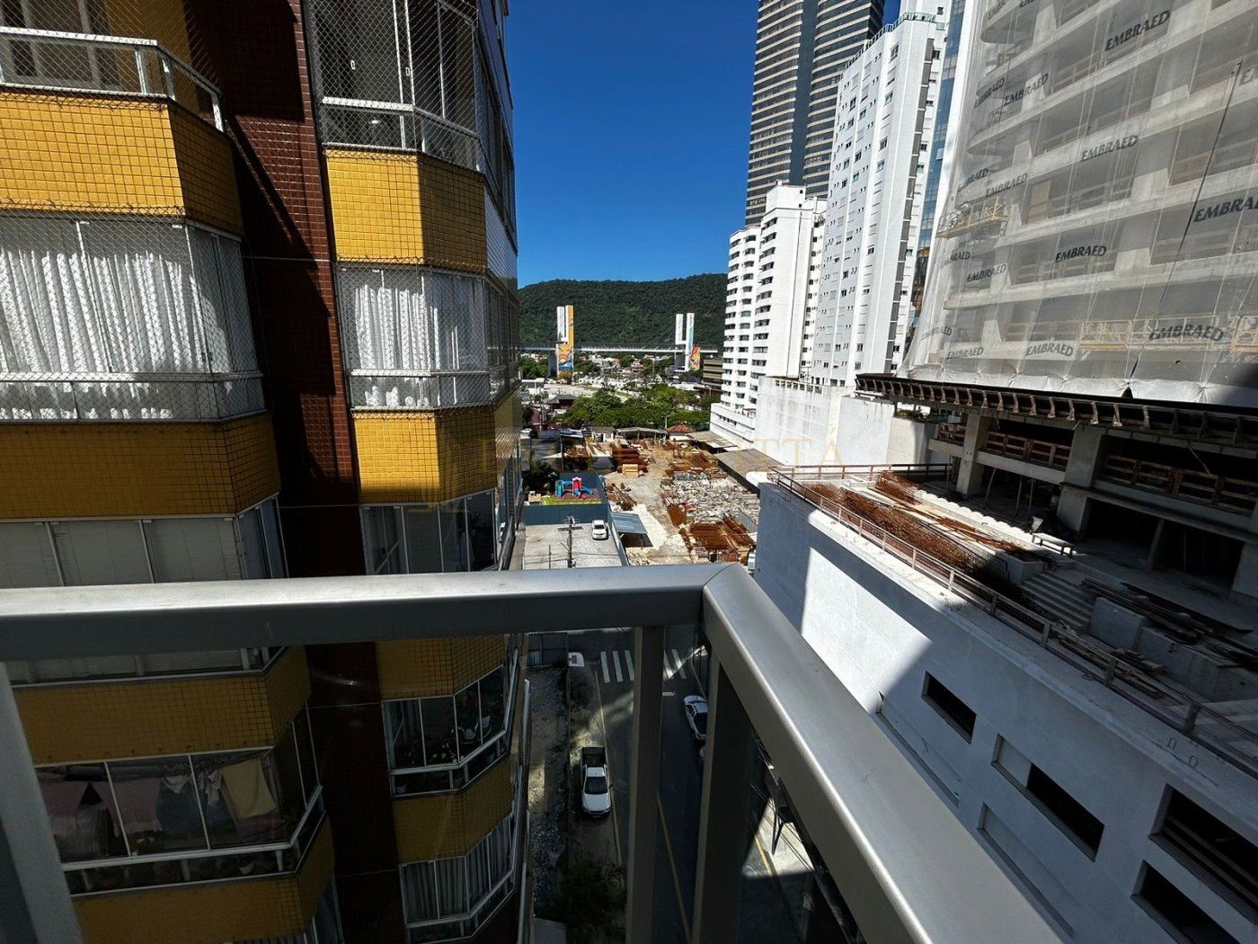 Apartamento com 3 quartos sendo uma suíte a venda na Avenida Atlântica