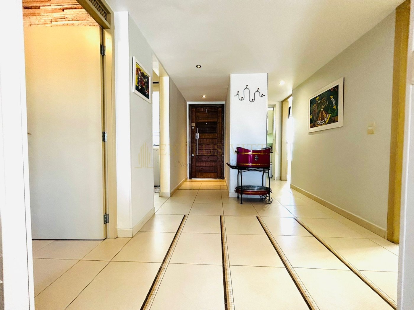 Apartamento com 3 quartos sendo uma suíte a venda na Avenida Atlântica