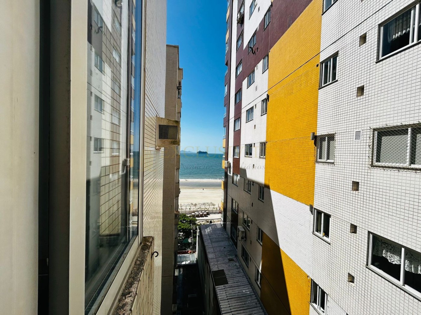Apartamento com 3 quartos sendo uma suíte a venda na Avenida Atlântica